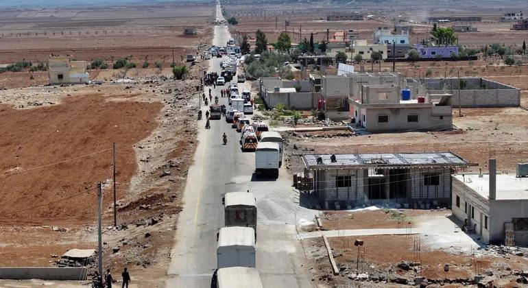 قافلة مساعدات تابعة للهلال الأحمر العربي السوري تحمل مساعدات من الأمم المتحدة ومساعدات أخرى تدخل محافظة السويداء، جنوب سوريا، في 20 يوليو/تموز 2025.